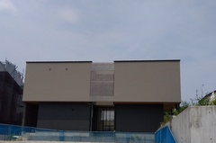 シンプルでモダンなデザインの建物外観。周囲と調和しつつも個性を感じさせるデザインが魅力的。【E-HOME（イーホーム）】