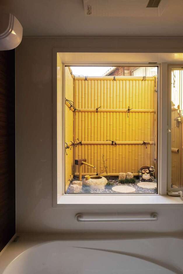 お父さまたっての要望に応えて実現した箱庭のある浴室。紅葉を眺めながらのバスタイムは極楽、極楽！