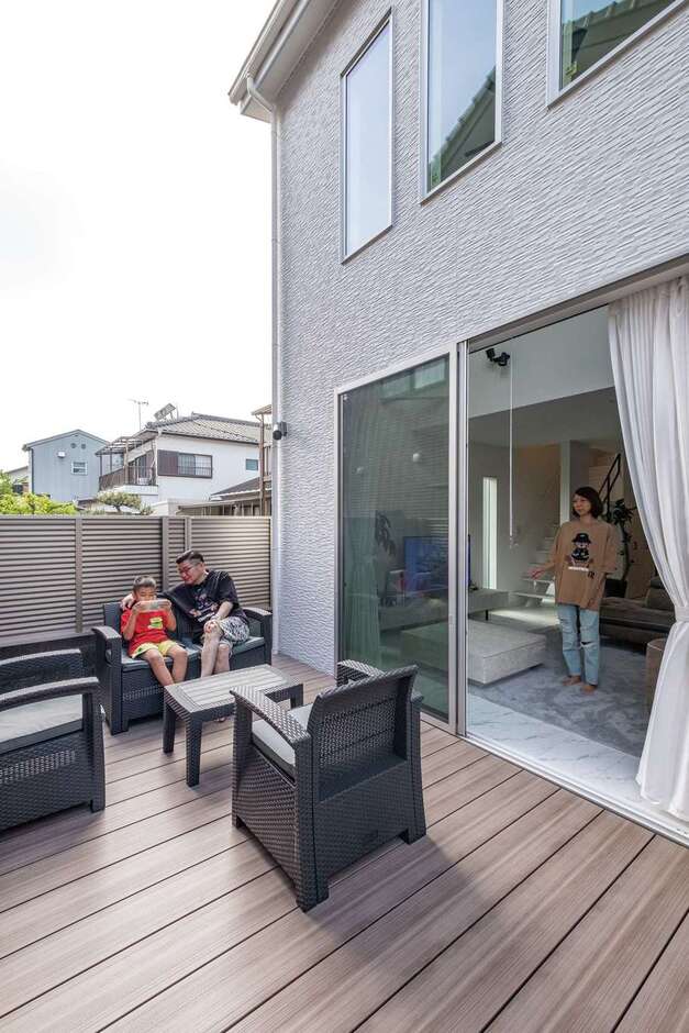 室内との段差がないウッドデッキは、アウトドア気分を味わえるもうひとつのリビング。休日には会社の仲間とBBQを楽しむ予定も