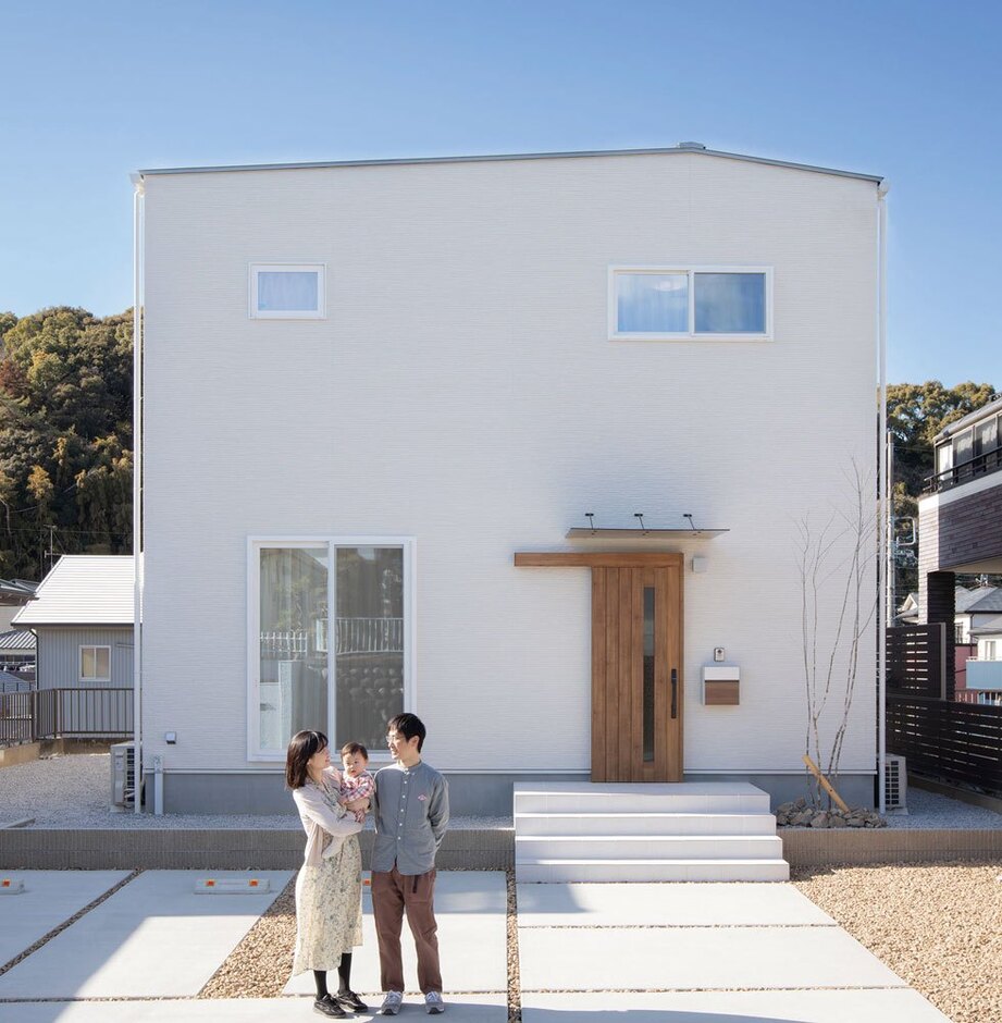 屋根にゆるやかな勾配をつけた白い外観は、カフェのようにおしゃれな雰囲気。建物は耐震等級3、C値0.39、UA値0.50という高い性能が備わっている