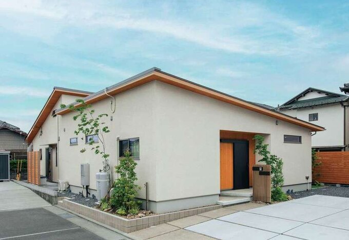 上質感と程よいあたたかみや軽やかさが溶け合う、和モダンな外観。塗り壁風に仕上げたアイボリーの壁に、ポイント使いの木目がおだやかな表情を添えている