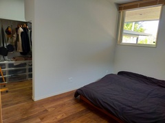 寝室の中に、4帖の広さの大容量のウォークインクローゼットがある。