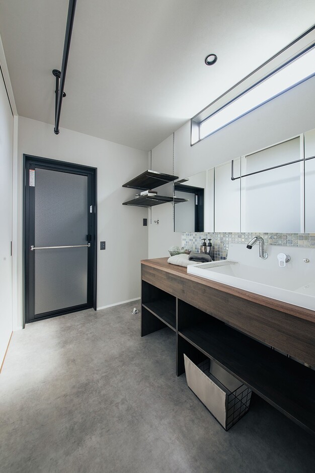 リビングに隣接する水回り動線。浴室、洗面、脱衣室が直結し、一か所で家事が片付くのがうれしい