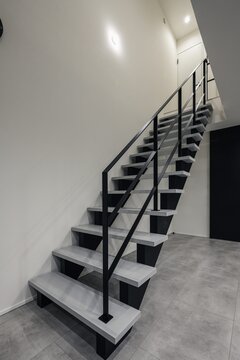 モダンなデザインの階段。シンプルでありながら、手すりの黒いラインがアクセントとなっている。階段下のスペースも有効活用。【K-rise】