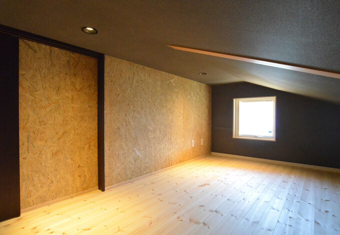 天井高140cmの小屋裏収納。壁半分はOSB合板でワイルドに仕上げた