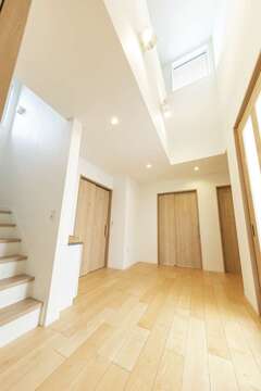 2階まで吹き抜けのホール。上部の窓から柔らかな光を取り込む