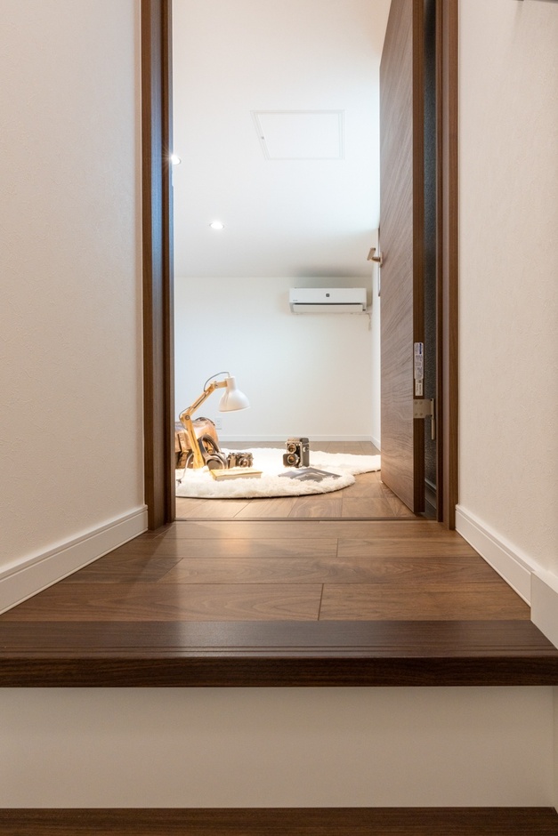 階段を上るとそこは小屋裏スペース。趣味部屋としても快適にお使いいただけます。