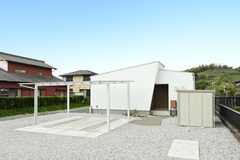 現代的なデザインの平屋外観。シンプルながらも個性的なフォルムが魅力で、周囲の住宅環境とも調和している。【REIWA HOUSE（令和ハウス）】