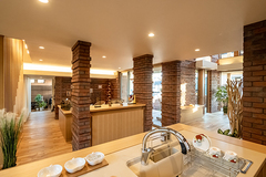 料理しながら家族を見渡せるアイランドキッチン