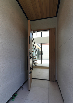 玄関ドアを開くと大きな窓の向こうにパティオが広がる。我が家へ帰ってきた安堵感に包まれる瞬間だ【TOZAKI HOME 戸﨑建設　】