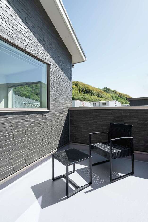 2階のバルコニーは、風が通り夏の家飲みにぴったり。窓の内側のスクリーンを下ろして映画も見られる