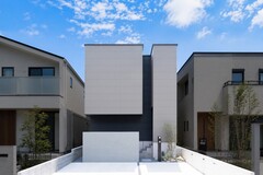 モダンなデザインの住宅外観。直線的なフォルムが際立ち、洗練された印象を与える一戸建て。シンプルながらも存在感のあるファサードが印象的。【オオトリ建設】