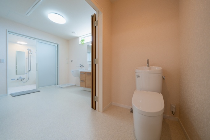 トイレと洗面・浴室の間にある扉は、三枚扉がさらにもう一段階開く全開口仕様です。