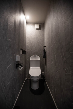 将来、2世帯での生活を見据えて、平屋でありながらトイレを2カ所設置。トイレが2カ所あることで、朝の忙しい時間帯や来客時にもストレスフリーに。2世帯での生活では、プライバシーの確保も重要。トイレが2つあることで、自分たちのペースで生活できるため、プライバシーを守りつつ、快適な暮らしが可能。長期的に見ても安心して暮らせる住まいになった【クラフトホーム】
