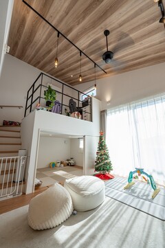 収納や趣味部屋、ワークスペースとして使えるロフト空間。スキップフロアの半階層”は余白をプラスし、暮らしの自由度をぐっと広げます。【アッシュホーム】