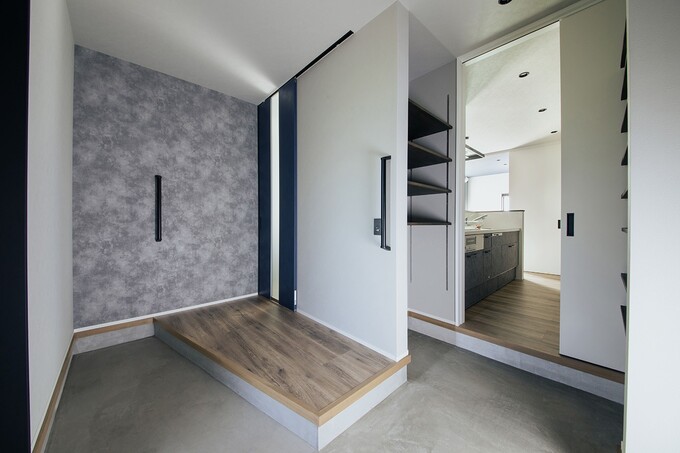 自転車を収納できるゆとりをもたせた玄関土間。キッチンとリビング、どちらにも繋がる2つの帰宅動線で毎日がスムーズ