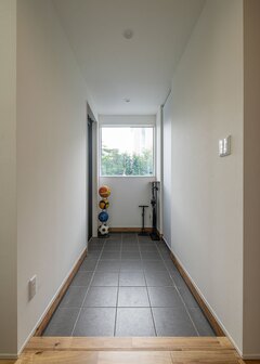 家族の動線を別に用意したので、来客を迎える玄関はいつもすっきり整えておくことができる【R＋house御殿場（岳南建設）】