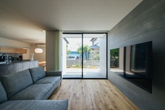 広々としたリビング。大きな窓からは自然光が差し込み、居心地の良い空間を作り出している。【金子工務店/めぐみ不動産】