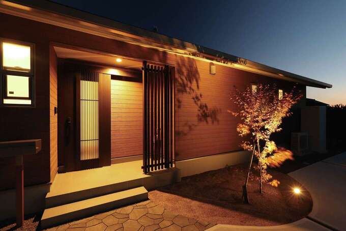 家族の絆を結ぶ明るい平屋