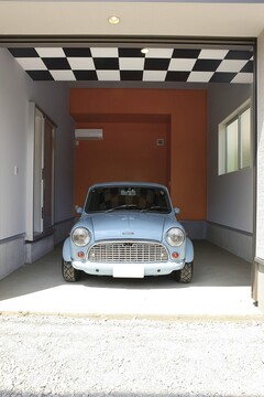 ビンテージ感漂う車が格納されたビルドインガレージ。カラーコーディネートされ、スタイリッシュな空間を演出。【トキワハウス デザイン アンド ビルド（常盤工業）】