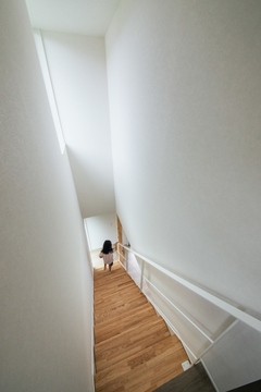 階段を包み込むように、高窓から優しい光が差し込みます。【SEIEN ARCHITECT】