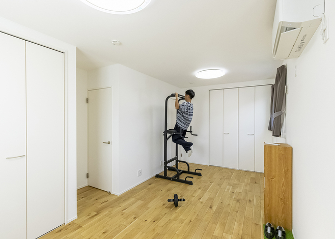 将来の子ども部屋。今はご主人の筋トレに