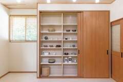 キッチンの背面の造作収納は、大きな扉で隠してしまえるようになっていて、生活感を隠してＬＤＫをオシャレに演出できる。器や食品などもたっぷりしまえて便利【住まいるコーポレーション】