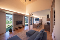 無垢床(オーク)のぬくもりと間接照明の柔らかな光が調和した温かみのあるLDK。家族みんなが自然と集まり、心地よく過ごせるくつろぎの場になっているんだそう。