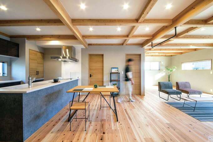 オープンキッチンは広くて使いやすく、室内全体が目に入る。ご主人はLDKの天井に設けた懸垂棒で朝晩筋トレに励むのが日課に！