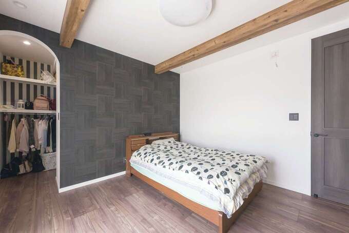 白を基調とした中で、寝室にはダークカラーのアクセントクロスを。クローゼット内はストライプのクロスをチョイス