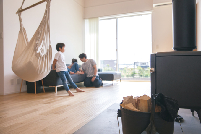 nattoku住宅｜家の中心に置かれた薪ストーブが、家族の時間を優しく見守る