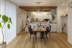 レッドシダ―の天井は、かわいい雰囲気を残すため、あえてキッチン部分にのみ採用した。【グランハウス一級建築士事務所】