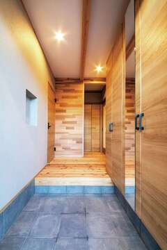 壁面に収納をたっぷり設けた玄関【住たくeco工房】