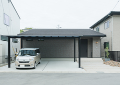 安定感のある佇まいとシックなデザインがお気に入りの平屋の外観。新しい分譲地にどんどん家が建ち始めたので、北側にはほとんど窓を設けず、プライバシーを確保した。南側の屋根に6kW超のソーラーパネルを搭載し、省エネライフを実現【アイ工務店】