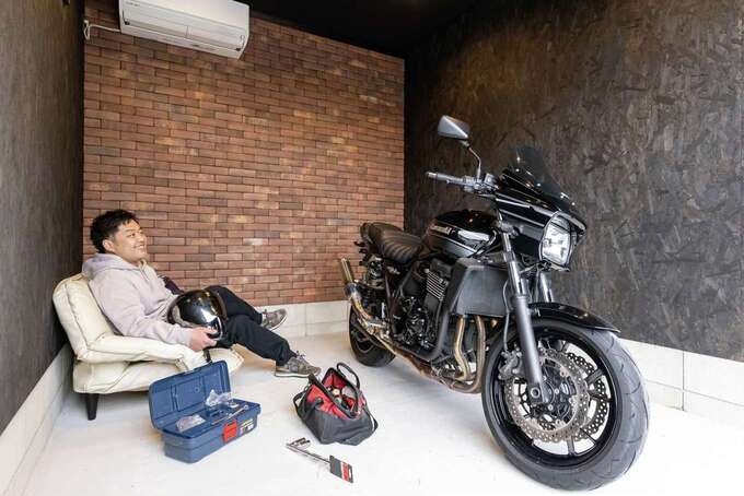 ブルックリンテイストのバイクガレージ。レンガ調の石壁、黒く塗装したOSB合板に「Kawasaki」のZRXが映える