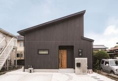 招き屋根のスタイリッシュな外観の平屋