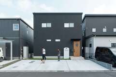 外観は黒で意見が一致。紹介された土地は人気エリアで立地も大満足【HAPPY HOUSE（山田工務店）】