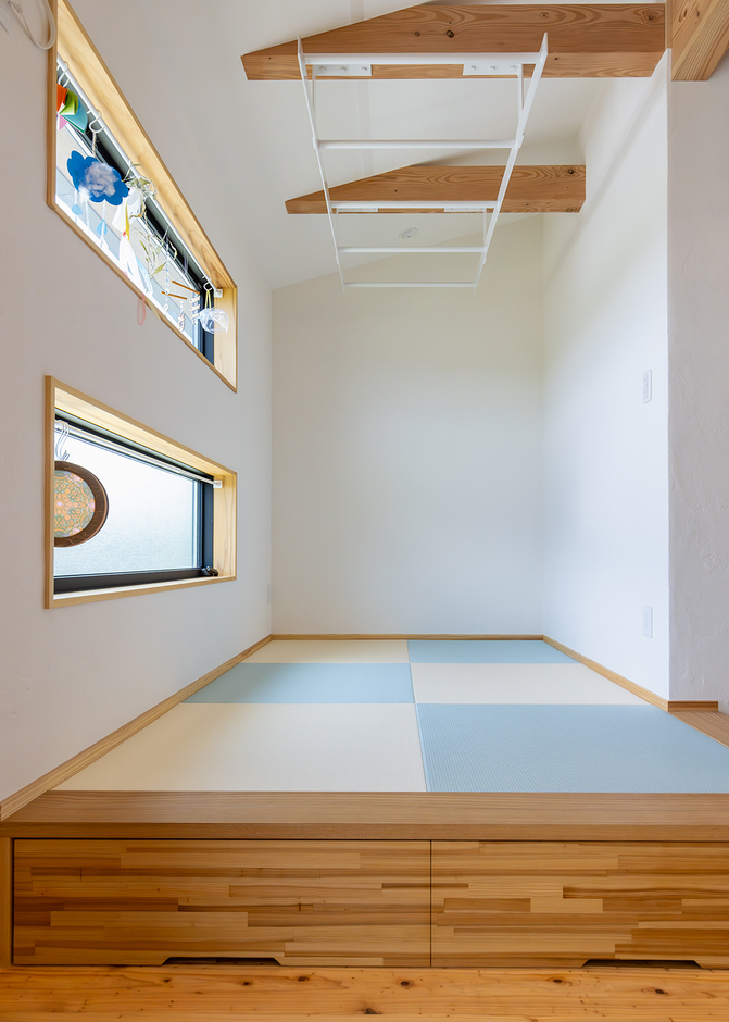 リビングの脇に設置した3畳の畳コーナー。天井にはうんてい、畳の下には収納をつけた