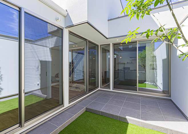 プライベートガーデンは、間口や奥行きを採光の入り具合、広がり感、予算感を意識して最適な広さをデザイン