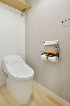木目調の床にグレーのクロスを組み合わせたトイレは、シンプルで清潔感あふれる印象【AND DESIGN LAB／アンドデザインラボ】