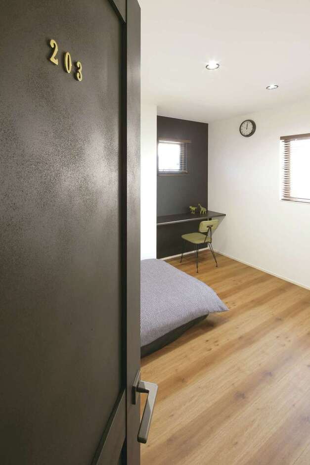 2階に主寝室、子ども部屋、ゲストルームなどの個室をまとめ、ホテルをイメージしてルームナンバーを付けた