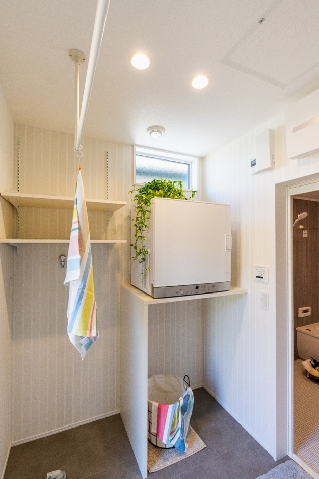 脱衣室兼ランドリールームには造作で幹太くんの棚を設置。