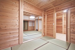 木の温もりが感じられる伝統的な和室。心落ち着く空間で、家族の団らんに最適である。【明城】