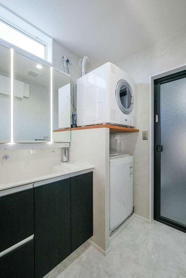 キッチンから数歩でつながるサニタリー。ガス衣類乾燥機「乾太くん」の台座を頑丈な板で造作