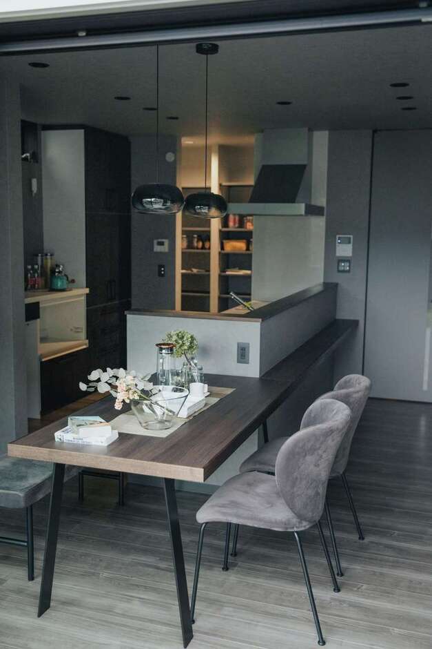 ダイニングテーブルをキッチンと横並びになるよう造作して家事効率UP