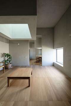 リビングは、ソファに座ったときの目線と重心に合わせて窓の位置を下げ、光を取り入れている。整然と並んだ床材が視線を奥へ導き、広がりを感じさせている