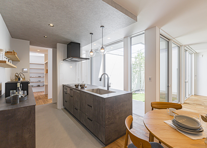 キッチンは暮らしの中心。中庭を望みながら、リビングへの視線の抜けがあることで全体を見渡すことが出来るようにした