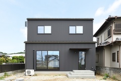 シンプルでモダンなデザインの二階建て住宅の外観。落ち着いた色合いの外壁と広々とした窓が特徴的である【REIWA HOUSE（令和ハウス）】