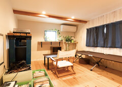 階段で上がれる小屋裏収納のうち、半分をご主人の音楽鑑賞部屋として活用。天井高は1.4mと低いが、おこもり感があってリラックスできる【甲静ハウジング】