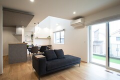 広々としたリビングダイニングキッチン。自然光がたっぷり入り、温かみのある木目のフローリングが心地よい空間を演出している。【トキワハウス デザイン アンド ビルド（常盤工業）】